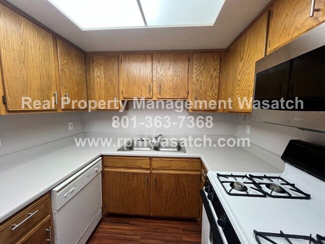 Building Photo - Come See This Spacious 2-bedroom 2-Bath in Downtown Salt Lake City!!
