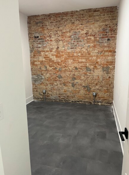 Building Photo - 145-151 E Main St