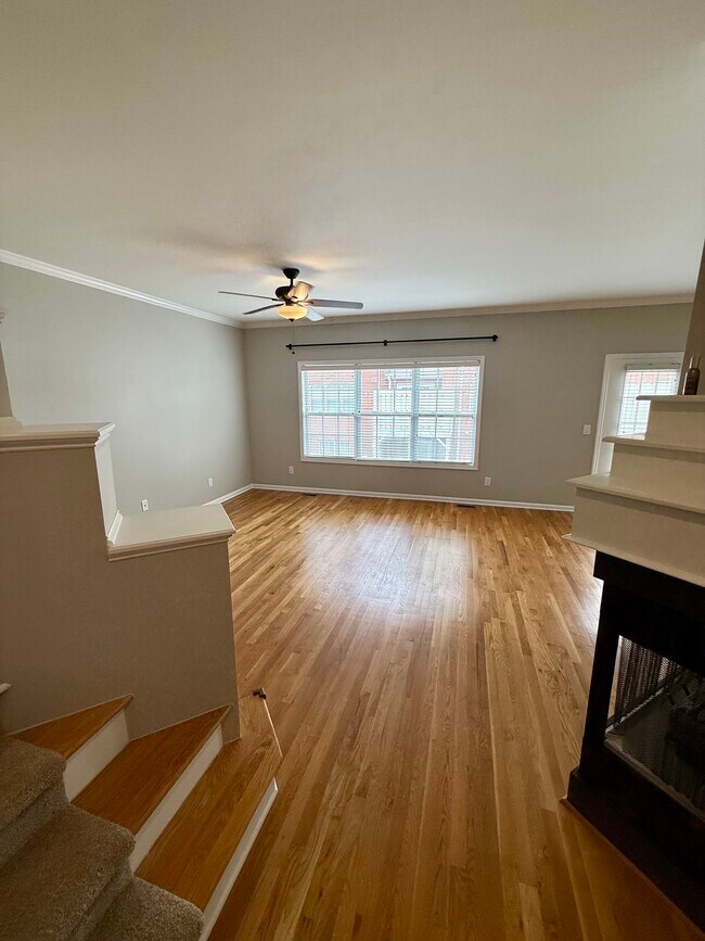 Building Photo - 2 Hall Manor