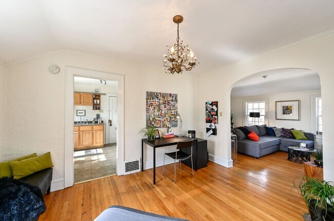 Building Photo - 1619 E Newton Ave