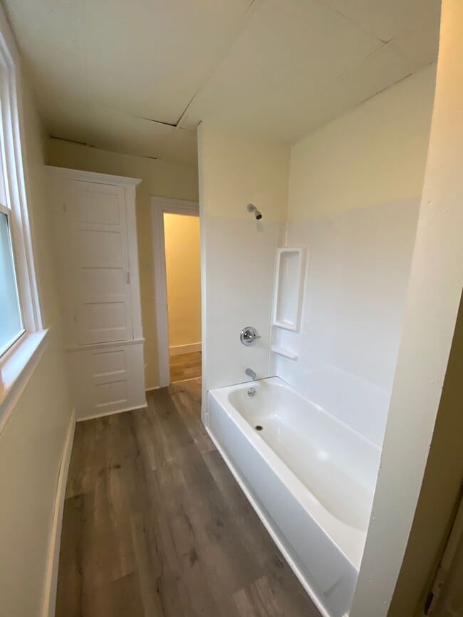 Building Photo - 4 Bedroom + Office Home in Allentown!