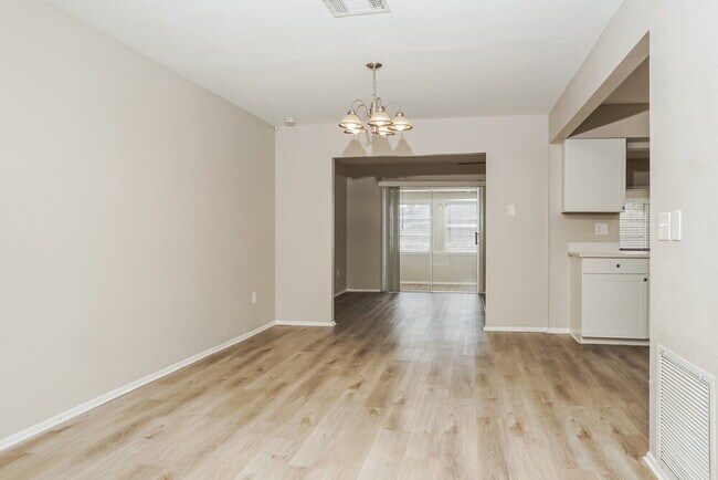 Building Photo - 6927 Roslyn Ct