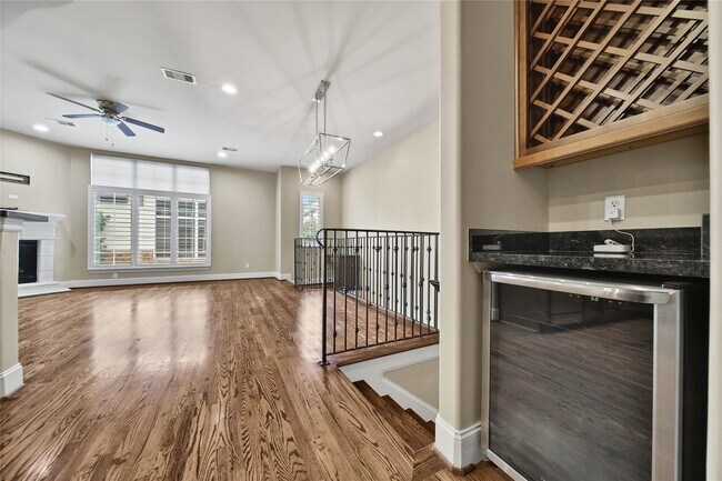 Building Photo - 902 W 23rd St