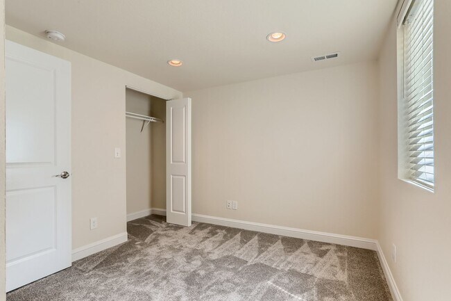 Building Photo - Amazing 4BR, 2BTH in Denver!