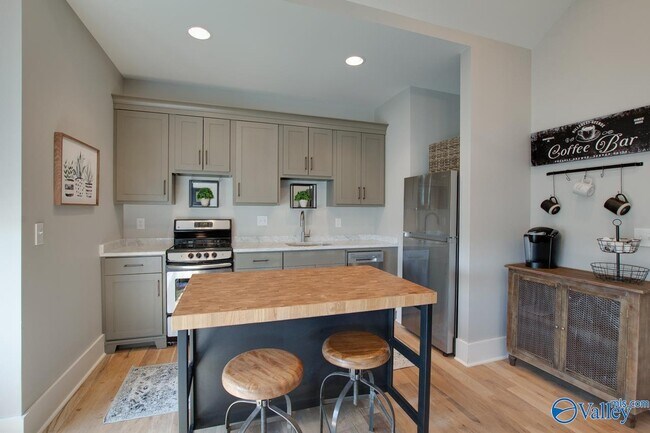 Building Photo - 32 Hillcrest Ave NW