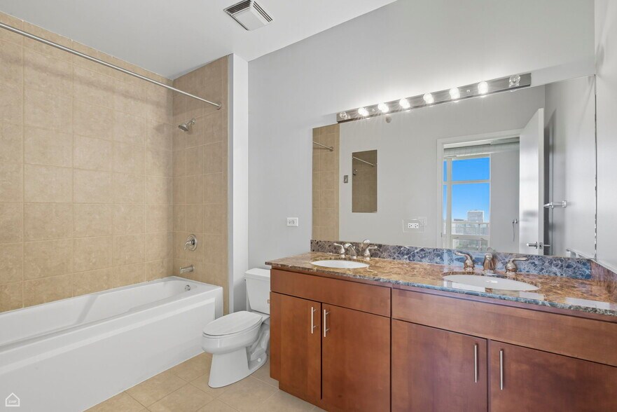 primary attached bath - 700 N Larrabee St