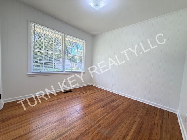 Building Photo - 1708 Rogina St