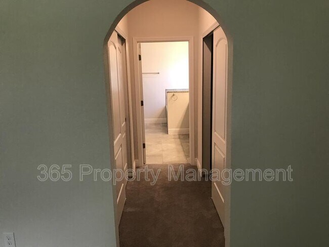 Building Photo - 3044 S Haberland Blvd