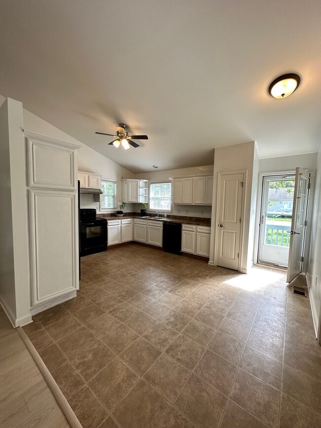 Building Photo - 702 Garfield Ave