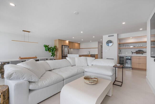 Building Photo - 10410 S Ocean Dr