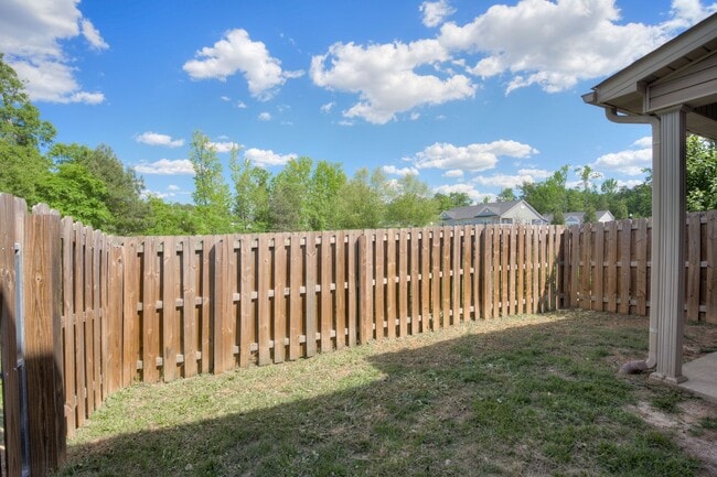 Building Photo - 3 Bedroom 2.5 Bath Townhouse