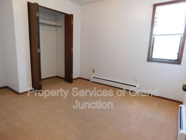 Building Photo - 2422 1/2 Hidden Valley Drive