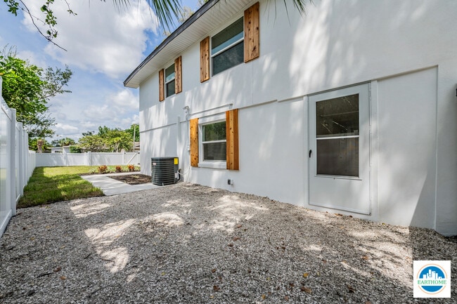 Building Photo - 3226 6th Ave S