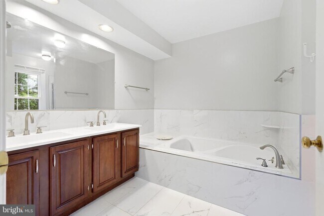 Building Photo - 3968 Clares Ct