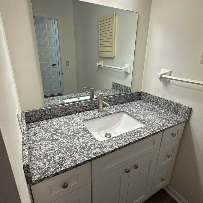 Building Photo - 2239-2239 N Thompson Rd