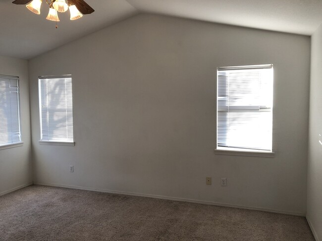 Building Photo - 944 NW Oak Pl