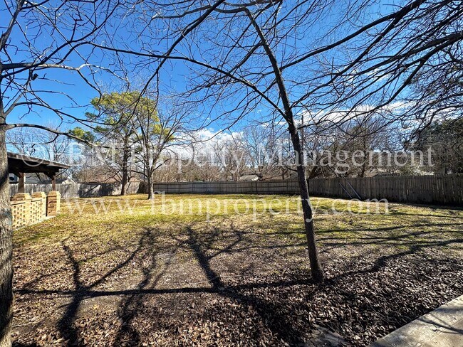 Building Photo - 1204 Williamsburg Dr