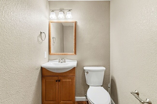 Building Photo - 2 Bedroom Townhome is Wheat Ridge!