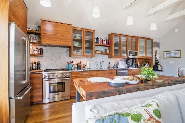 Building Photo - 28-B Charlotte Street- Amazing One Bedroom/Two Bathroom Freestanding Home