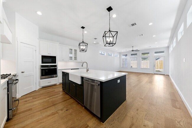 Building Photo - 1127 E 23rd St