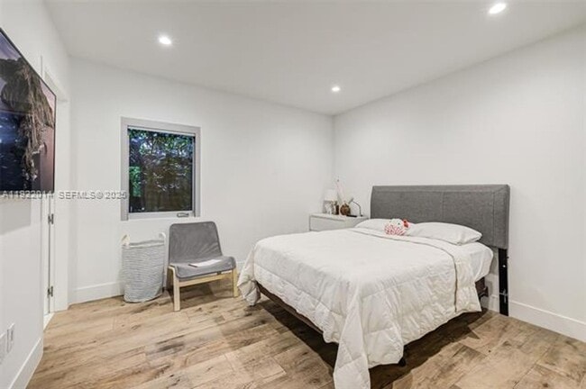 Building Photo - 0 Shore Dr W