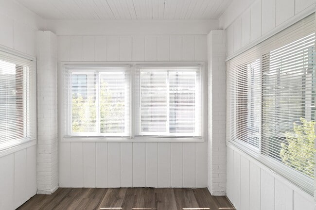 Building Photo - Second Floor Two Bedroom 1 Bath Unit Available