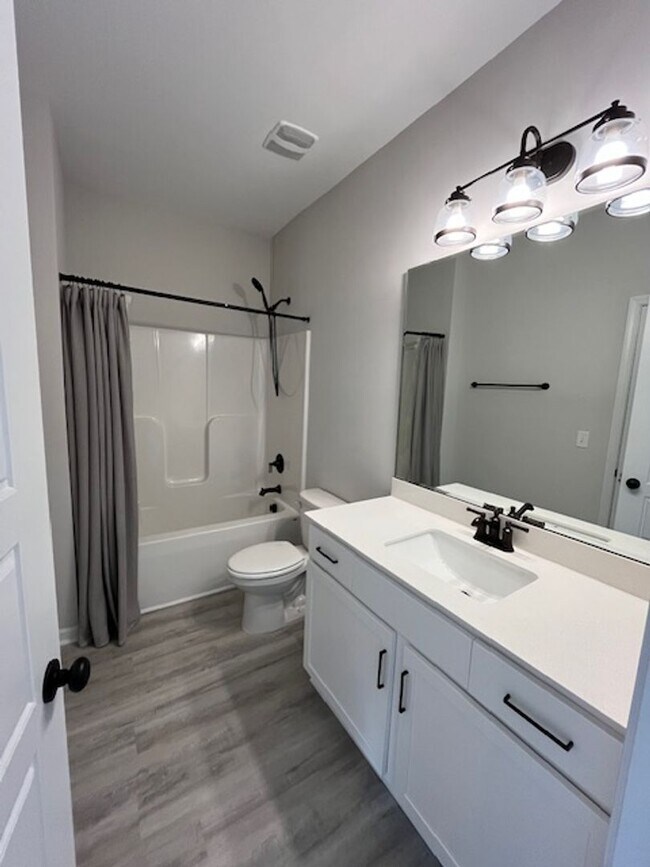 Building Photo - Stunning townhouse located in the heart of Winnabow!