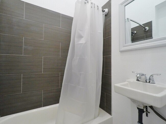 Building Photo - 518 7th St