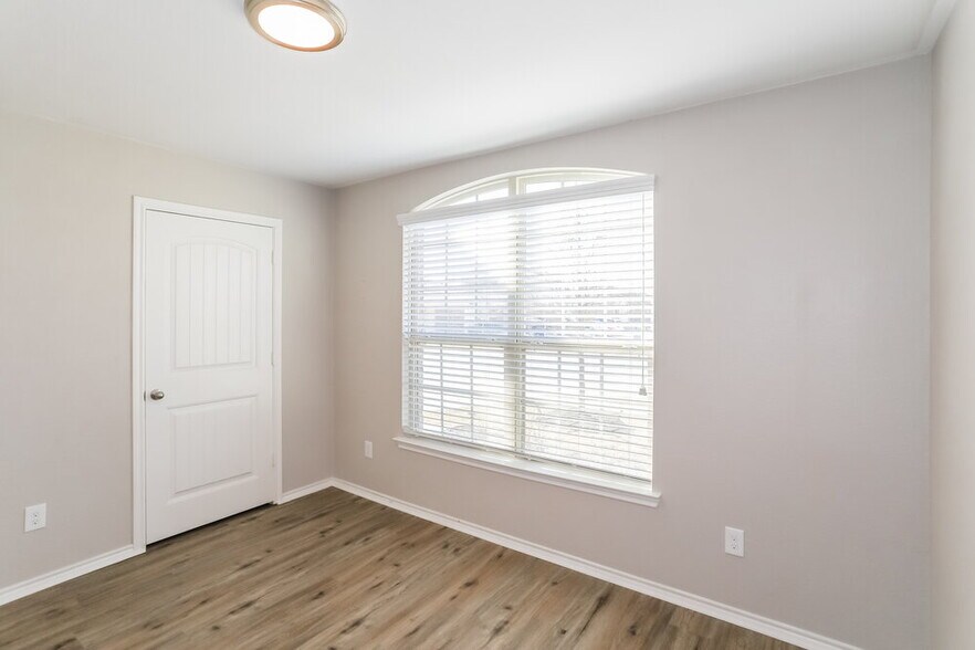 Building Photo - 806 Platinum Dr