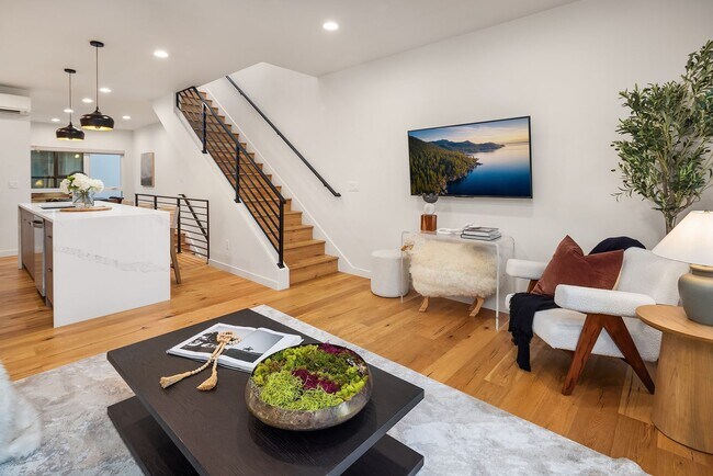 Building Photo - Beautiful New Townhome in Mapleleaf!