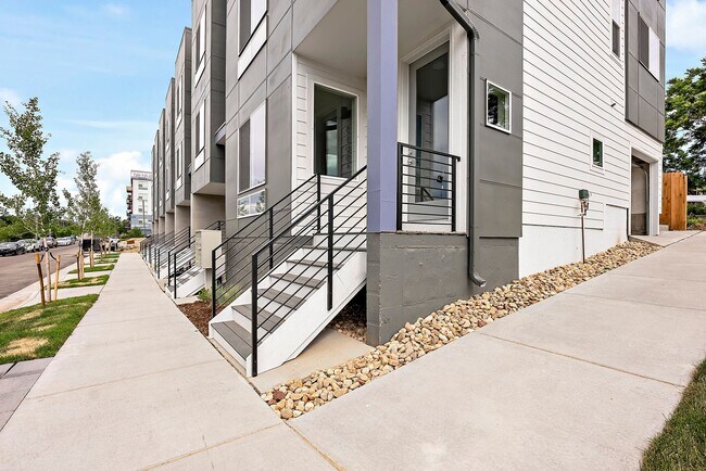 Building Photo - Last Townhouse Available! Beautiful Newer Build Close to Overlook Station