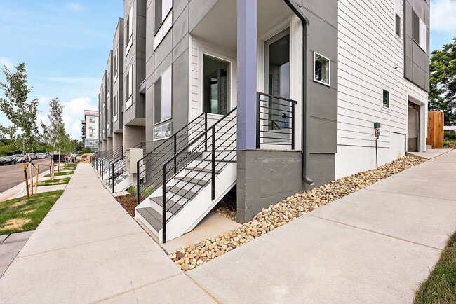 Building Photo - Luxury Townhome - 3 Bed 3.5 Bath at Overlo...