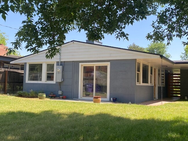 Building Photo - 3065 N Glencoe St