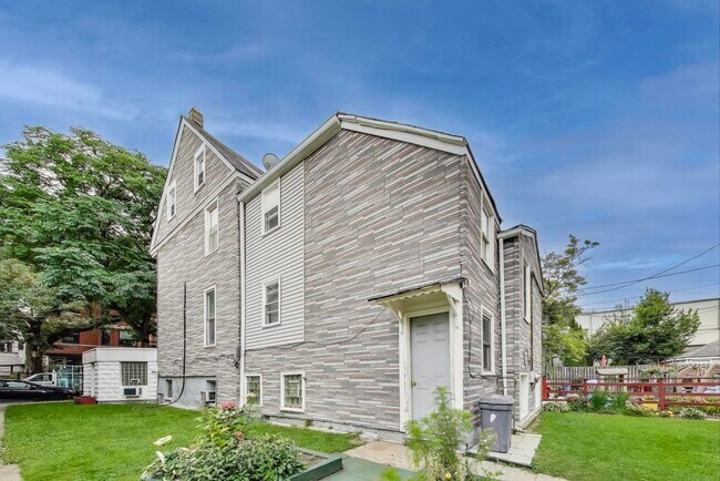 Building Photo - 2144 W Montrose Ave