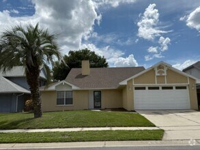 Building Photo - LARGE 3 Bed-Family Room-Screen Porch &amp;...