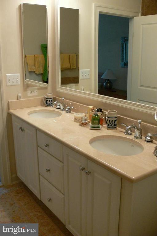 Building Photo - 1828 Potomac Greens Dr