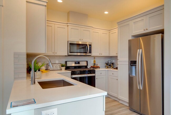 Building Photo - Cozy 3 Bed, 2.5 Bath Townhome in Prime Location!