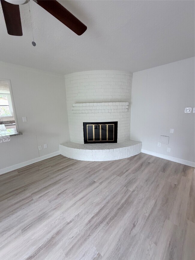 Building Photo - 2102 Lake Creek Dr