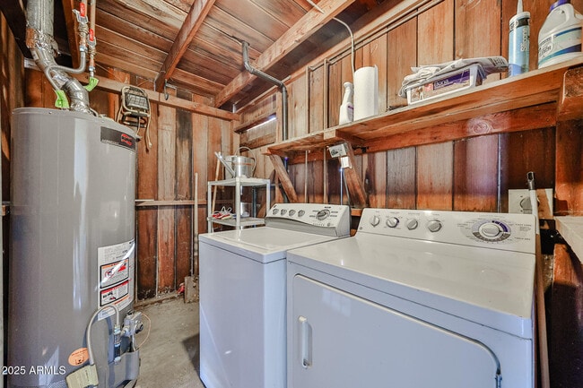 Building Photo - 2221 W Clarendon Ave