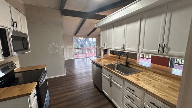 Building Photo - 537 Tamarack Dr