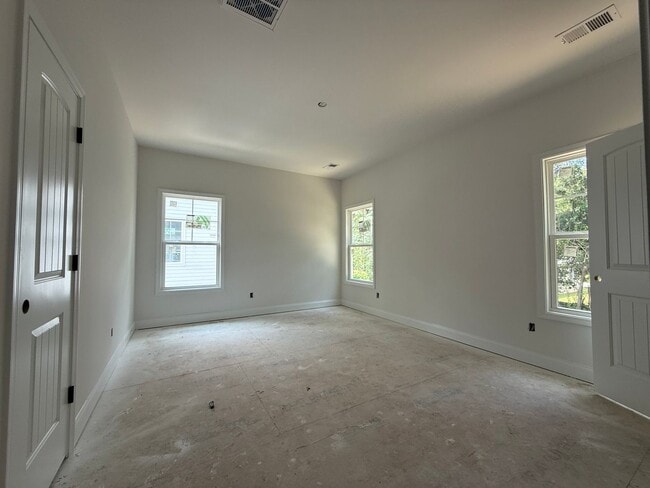 Building Photo - Modern New Build Minutes from Downtown Cha...