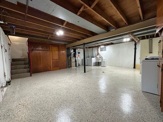Building Photo - 152 Elmwood Dr