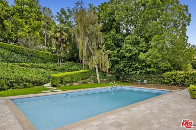 Building Photo - 18080 Karen Dr