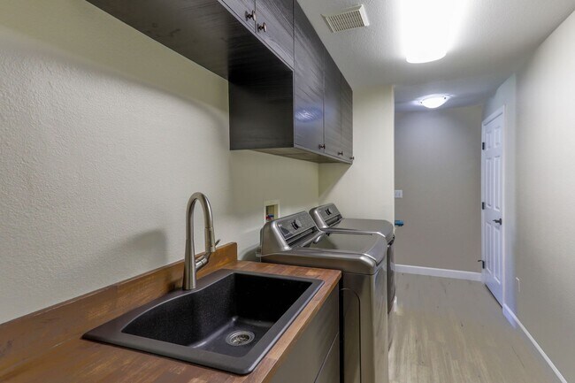 Building Photo - Beautiful 2 Bedroom With 2 Car Garage Summ...