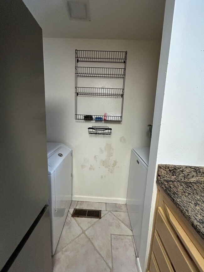 Building Photo - Long-term Lake Forest Glenn Condo