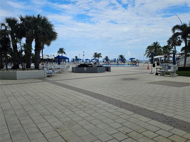 Building Photo - 2030 S Ocean Dr