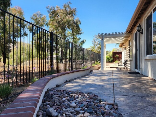 Building Photo - Beautiful 4BD, 2.5BA, Four Seasons at Heme...