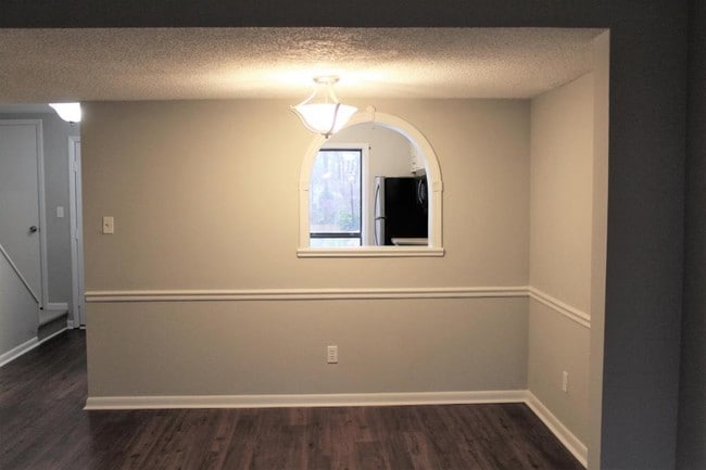Building Photo - 309 Village Ln