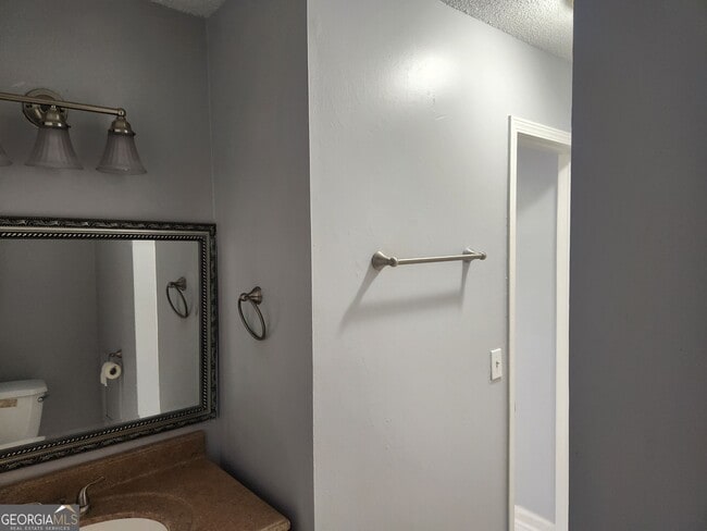 Building Photo - 4002 Hawthorne Cir