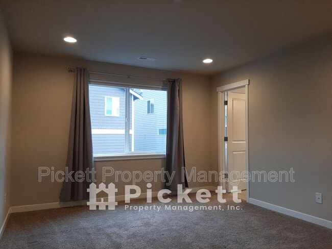Building Photo - 1004 Samara St
